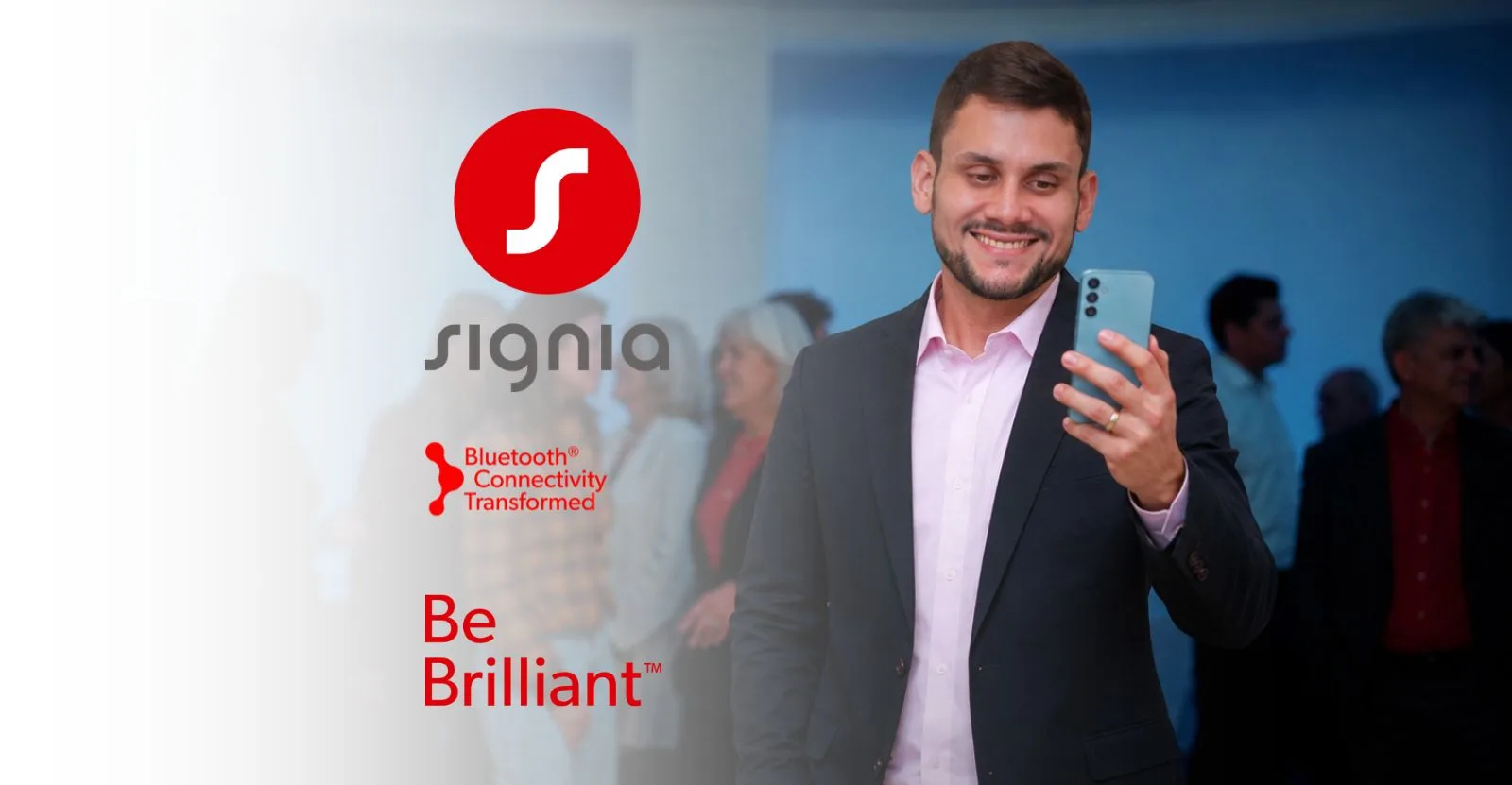 Idosa sorrindo enquanto usa um tablet em casa com aparelho auditivo